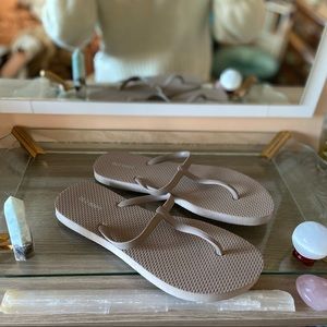 Old Navy flip flops ! Size 8 women’s